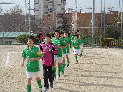 El equipo capitaneado por Pozo saliendo al terreno de juego para disputar su partido