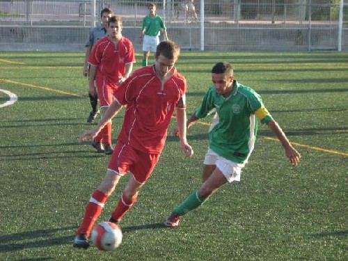 Sergio Vicente presionando aun jugador rival en el centro del campo