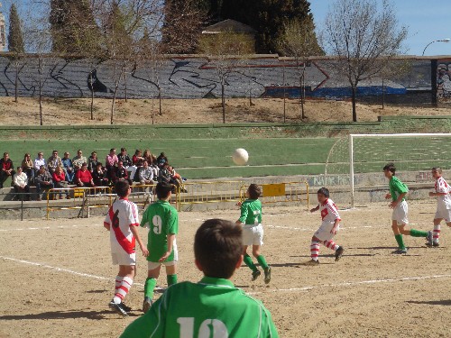 Raúl Ortega controlando un balón no sin dificultad dentro del área contraria.