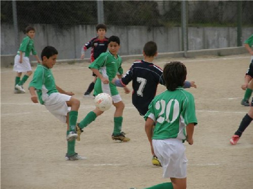 Luis tocando el balón en en centro del campo ante la atenta mirada de Jorge Ramos