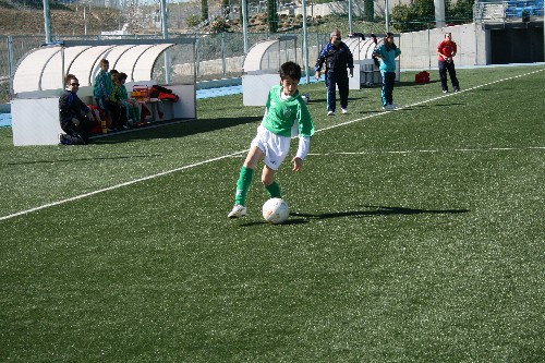 Sergio Bustos conduciendo un balón por la banda derecha del ataque