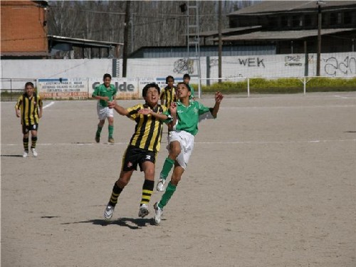 Hamza Tazi disputando un balón elevado con un jugador rival