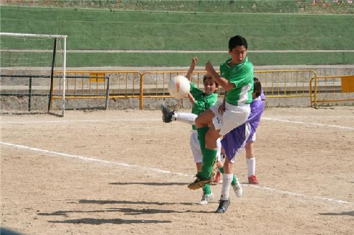 Jorge Ramos y Serghiño en la disputa de un balón