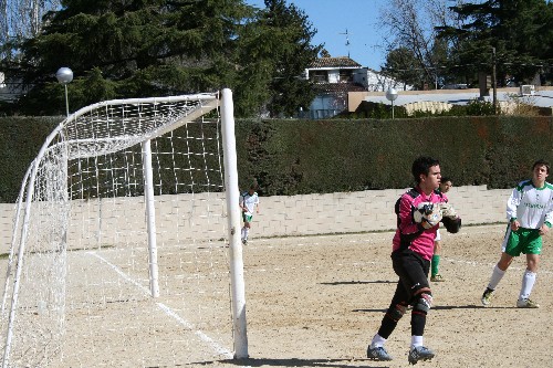 Antonio atrapando un balón trás el lanzamiento de un jugador rival.