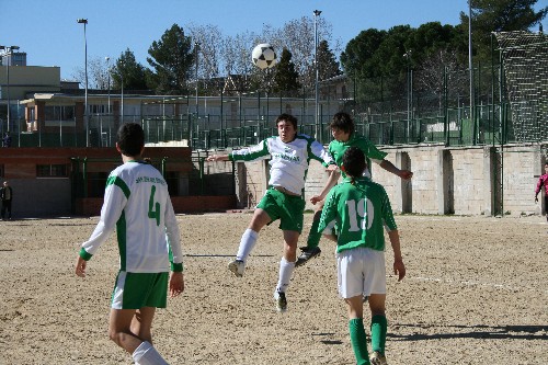 Sergio Pérez disputando un balón elevado con el delantero rival