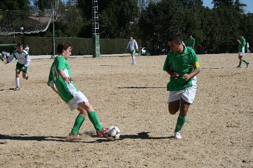 Javier Restoy y Sergio Vicente pasandose el balón y jugando en equipo