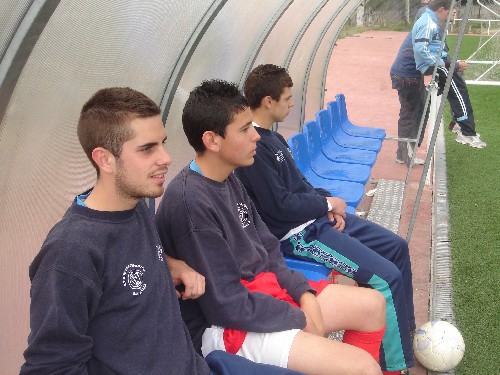 Jugadores en el banquillo: Víctor, Sergio y Adrián