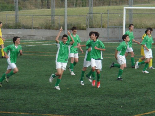 El equipo celebrando uno de los tres goles que metió en el partido