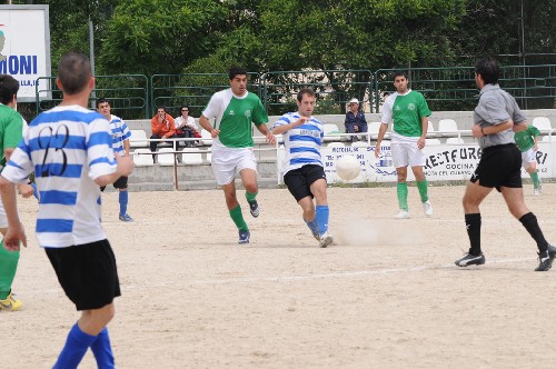Santamarina presionando aun jugador del equipo rival en el centro del campo.