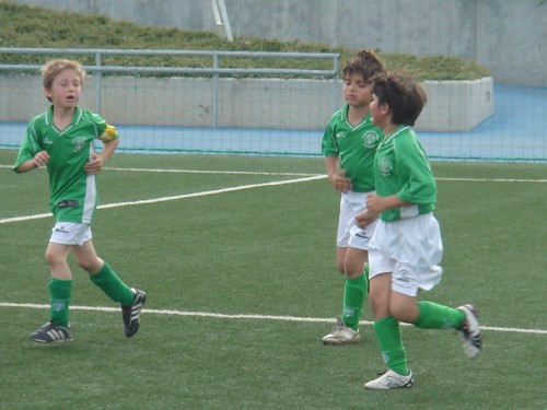 Alex y Rodrigo celebrando el cuarto gol de Nicolas