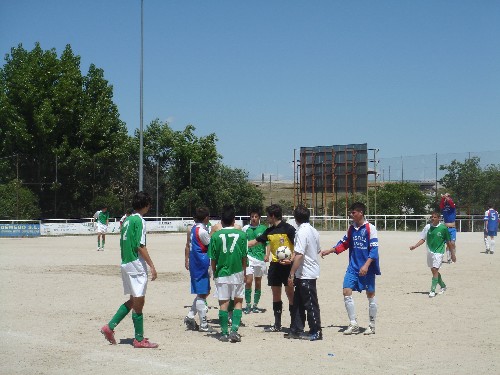 Los dos equipos dando se la mano deportivamente a la finalización del partido.