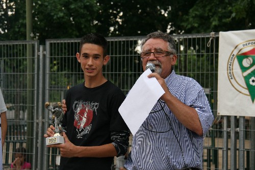 Luis Alberto del Infantil "A" recogiendo su trofeo de Máximo goleador.