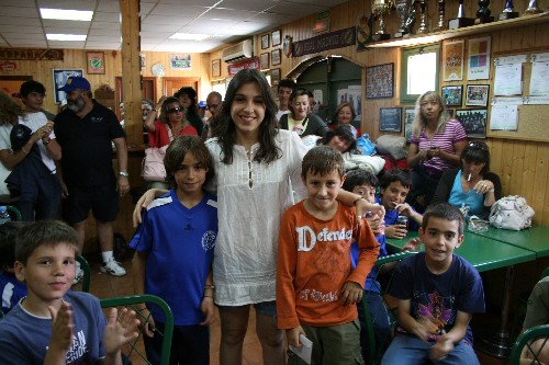 Carlota con Iker y Alejandro en la Sede Social del club.