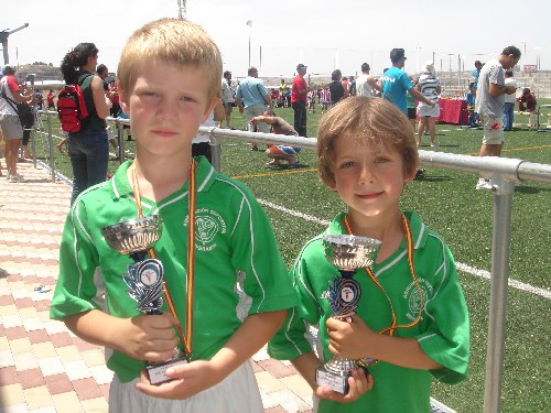 Hernan y Timothe con sus medallas y la copa ganada en el Torneo.