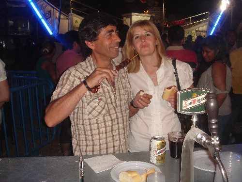 Tuti y su mujer cenando un pinchito en la caseta del club.