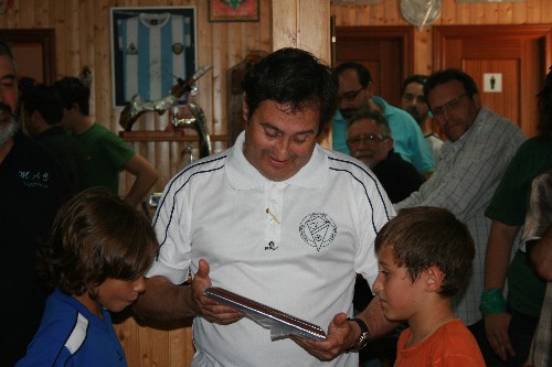 Manuel recibiendo una placa de los capitanes del equipo Benjamin "A"