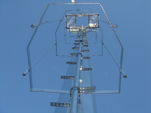 Una de las seis torretas de luz que iluminaran el campo de fútbol